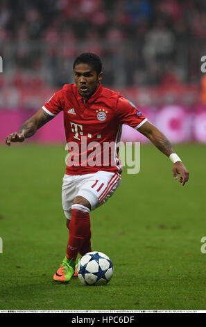 München, Deutschland. 15. Februar 2017. Douglas Costa (Bayern) Fußball: UEFA Champions League Runde der 16 1. Bein match zwischen FC Bayern München 5-1 Arsenal an Allianz Arena in München. Bildnachweis: Takamoto Tokuhara/AFLO/Alamy Live-Nachrichten Stockfoto