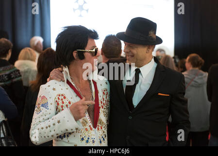 Las Vegas, USA. 20. Februar 2017. Frank Sinatra-Imitator James Anthony, Recht, spricht mit einem Elvis Presley Imitator auf dem roten Teppich vor der Reel Awards im Golden Nugget Hotel & Casino in Las Vegas, Nevada, am 20. Februar 2017. Die Preisverleihung soll eine humorvolle Hommage an die Academy Awards. (Foto von Jason Ogulnik) Bildnachweis: Jason Ogulnik/Alamy Live-Nachrichten Stockfoto