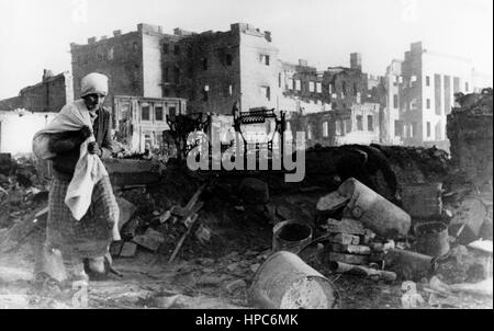 Eine sowjetische Frau sucht nach den Überresten ihres Besitzes unter den Trümmern ihres Hauses in Stalingrad, ungefähr 1942/1943. Fotoarchiv für Zeitgeschichte | weltweite Verwendung Stockfoto