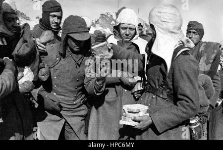 Soldaten der Roten Armee verteilen Brot an deutsche Kriegsgefangene während der Schlacht von Stalingrad, Sowjetunion, 1942. Fotoarchiv für Zeitgeschichte | weltweite Verwendung Stockfoto