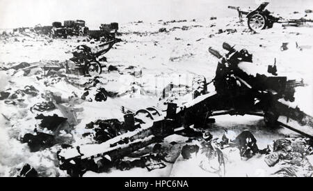 Zwischen September 1942 und Februar 1943 wurden in der Nähe von Stalingrad, Sowjetunion, tote Soldaten der deutschen Wehrmacht und zerstörte Kriegsmaschinen abgebildet. Fotoarchiv für Zeitgeschichte | weltweite Verwendung Stockfoto