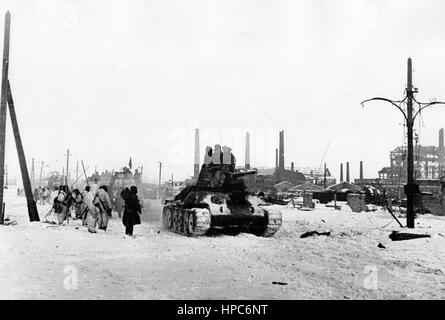 Sowjetische Panzertruppen der Don-Front treffen sich am 26. Januar 1943 mit der 62. Armee in Stalingrad, Sowjetunion, zusammen. Fotoarchiv für Zeitgeschichte | weltweite Verwendung Stockfoto