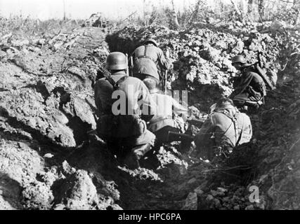 Die NS-Propaganda-Bild zeigt Soldaten der deutschen Wehrmacht unter dem Deckmantel in einem Graben an der Ostfront durch die See Ilmen. Das Foto wurde im November 1942 herausgegeben. Foto: Berliner Verlag/Archiv - kein Draht-SERVICE - | weltweite Nutzung Stockfoto