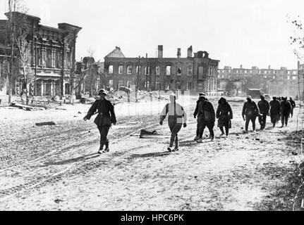 Das Bild der Nazi-Propaganda zeigt Soldaten der Roten Armee, die von der deutschen Wehrmacht in Stalingrad (heute Wolgograd) gefangen genommen wurden. Aufgenommen im Oktober 1942. Ein Nazi-Reporter hat auf der Rückseite des Films auf 17.10.1942 geschrieben: "Harter städtischer Kampf in Stalingrad. Die Bolschewiken werden aus den Häusern getrieben, die sie als Stützpunkte in Gruppen befestigt haben." Fotoarchiv für Zeitgeschichte - KEIN KABELDIENST - | weltweite Nutzung Stockfoto