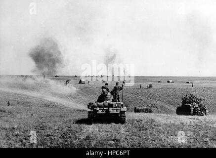 Die NS-Propaganda-Bild zeigt Tank Truppen der deutschen Wehrmacht an der Ostfront in der Nähe von Stalingrad (Wolgograd). Aufgenommen im September 1942. Ein Reporter der NS-Staat hat auf der Rückseite des Bildes am 03.09.1942, geschrieben "Schlacht von Stalingrad. Voran aus den Ländern, die bereits gesichert, unser Panzereinheiten schieben Sie den Feind weiter in Richtung Stalingrad. " Foto: Berliner Verlag/Archiv - kein Draht-SERVICE - | weltweite Nutzung Stockfoto