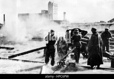 Das Bild der Nazi-Propaganda zeigt deutsche Wehrmachtenartillerie, die im Kampf auf dem Bahnhofsgelände am Südbahnhof in Stalingrad (heute Wolgograd) eingesetzt wird. Im Hintergrund befindet sich ein Silo mit Körnung. Aufgenommen im Oktober 1942. Fotoarchiv für Zeitgeschichte - KEIN KABELDIENST - | weltweite Nutzung Stockfoto