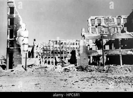 Das Bild der Nazi-Propaganda zeigt das zerstörte Gebäude im umkämpften Stalingrad (heute Wolgograd). Aufgenommen im Oktober 1942. Ein nationalsozialistischer Reporter hat 17.10.1942 auf die Rückseite des Films geschrieben: "Die Schlacht um Stalingrad. Besonders schwer sind die Schäden in der Nähe des sowjetischen Gewerkschaftsgebäudes in Stalingrad, wo der Feind hart verteidigt hat. Trotzdem hämmerten sich auch die Bomben der deutschen Jäger und Bombenflugzeuge auf dieses Nest des bolschewistischen Widerstands. Fotoarchiv für Zeitgeschichte - KEIN KABELDIENST - | weltweite Nutzung Stockfoto