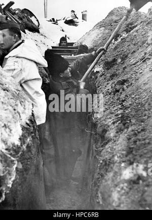 Das Bild der Nazi-Propaganda zeigt den Bau von Gräben durch die deutsche Wehrmacht in Stalingrad. Aufgenommen im Januar 1943. Ein Nazi-Reporter hat auf der Rückseite des Bildes von 25.01.1943 geschrieben: "Base Construction in Stalingrad. Mit unvergleichlicher Selbstaufopferung stehen deutsche Soldaten in Stalingrad dem monströsen Feind in einem heldenhaften Ring gegenüber. Die Männer teilen ihr Schicksal, während sie die Basis beschützen, und gleichzeitig wissen sie, dass der Ring immer kleiner wird." Fotoarchiv für Zeitgeschichtee - KEIN KABELDIENST - | weltweite Nutzung Stockfoto