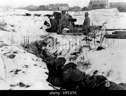 Das Bild der Nazi-Propaganda zeigt deutsche Wehrmachtantipanzergewehre in der Kampfzone von Stalingrad (heute Wolgograd). Aufgenommen im Januar 1943. Ein Nazi-Reporter hat auf die Rückseite des Bildes von 12.01.1943 geschrieben: "Panzerabwehrwaffen in der Gegend von Stalingrad. Unsere Truppen in der Nähe von Stalingrad sind ebenfalls in einen erbitterten und erfolgreichen Verteidigungskampf gegen sowjetische Angriffe verwickelt. - Unser Bild zeigt Panzerabwehrkanonen in der Gegend südwestlich von Stalingrad, die auf sowjetische Panzer warten." Fotoarchiv für Zeitgeschichtee - KEIN KABELDIENST - | weltweite Nutzung Stockfoto