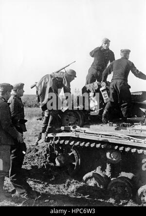 Das Bild der Nazi-Propaganda zeigt deutsche Panzertruppen der Wehrmacht an der Ostfront. Aufgenommen am 1941. Oktober. Ein Nazi-Staatsreporter hat auf der Rückseite des Bildes auf 22.10.1941 geschrieben: "Die Kampfzone im Osten. Ein Motorradeinsatz konnte nicht weiter durch schlammigen Boden fahren. Es wurde schnell entschieden, sein Motorrad auf den Tank zu laden, der es transportieren wird, bis es seine Räder auf festerem Boden absetzen kann.“ Fotoarchiv für Zeitgeschichte - KEIN KABELDIENST - | weltweite Nutzung Stockfoto