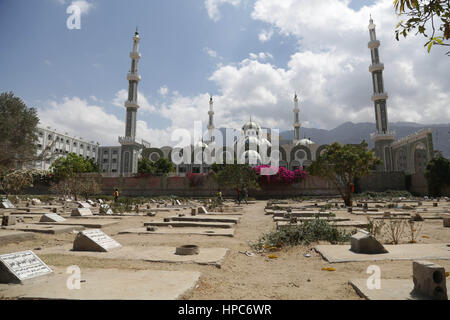17. Februar 2017 - Jemeniten besuchen die '' '˜Martyrs Friedhof in Taiz, während zwei weitere Bestattungen stattfinden. Die Särge auf dem Friedhof sind der getöteten in den Kämpfen zwischen den Huthi-Kräften und den Widerstand Credit: Abdulnasser Alseddik/ImagesLive/ZUMA Draht/Alamy Live News Stockfoto