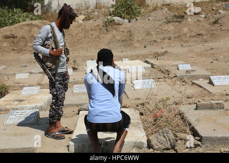 17. Februar 2017 - Jemeniten besuchen die '' '˜Martyrs Friedhof in Taiz, während zwei weitere Bestattungen stattfinden. Die Särge auf dem Friedhof sind der getöteten in den Kämpfen zwischen den Huthi-Kräften und den Widerstand Credit: Abdulnasser Alseddik/ImagesLive/ZUMA Draht/Alamy Live News Stockfoto