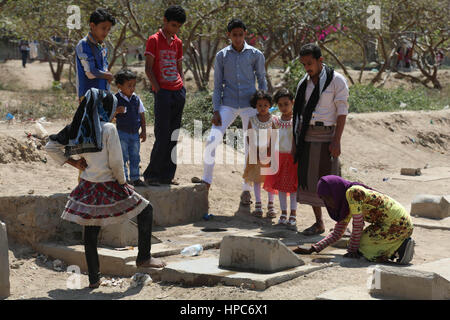 17. Februar 2017 - Jemeniten besuchen die '' '˜Martyrs Friedhof in Taiz, während zwei weitere Bestattungen stattfinden. Die Särge auf dem Friedhof sind der getöteten in den Kämpfen zwischen den Huthi-Kräften und den Widerstand Credit: Abdulnasser Alseddik/ImagesLive/ZUMA Draht/Alamy Live News Stockfoto