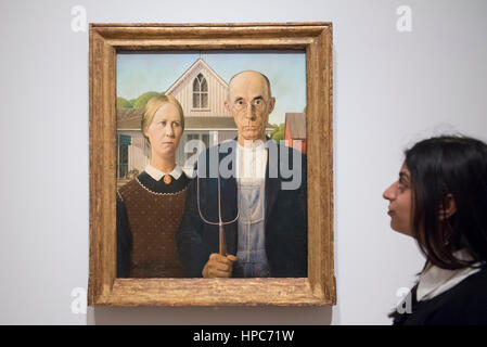 London, UK. 21. Februar 2017. Ein Bediensteter Ansichten "American Gothic", 1930 von Grant Wood, in der Vorschau von "Amerika nach dem Mauerfall: Malerei in den 1930ern eine Gemäldeausstellung 45 bahnbrechenden chronologisch auf die Auswirkungen des Jahrzehnts nach dem Wall Street Crash von 1929. Bildnachweis: Stephen Chung/Alamy Live-Nachrichten Stockfoto