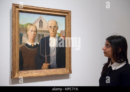 London, UK. 21. Februar 2017. Ein Bediensteter Ansichten "American Gothic", 1930 von Grant Wood, in der Vorschau von "Amerika nach dem Mauerfall: Malerei in den 1930ern eine Gemäldeausstellung 45 bahnbrechenden chronologisch auf die Auswirkungen des Jahrzehnts nach dem Wall Street Crash von 1929. Bildnachweis: Stephen Chung/Alamy Live-Nachrichten Stockfoto