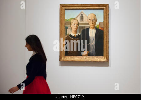 London, UK. 21. Februar 2017. Ein Mitarbeiter geht an "American Gothic", 1930 von Grant Wood, in der Vorschau von "Amerika nach dem Mauerfall: Malerei in den 1930ern eine Gemäldeausstellung 45 bahnbrechenden chronologisch auf die Auswirkungen des Jahrzehnts nach dem Wall Street Crash von 1929. Bildnachweis: Stephen Chung/Alamy Live-Nachrichten Stockfoto