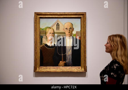 Royal Academy, London, UK. 21. Februar 2017. Amerika nach dem Mauerfall: Malerei in den 1930er Jahren, eine Ausstellung über die turbulenten wirtschaftlichen und politischen Klima dominiert das Jahrzehnt nach dem Börsenkrach von 1929. Die Ausstellung ist das berühmte Gemälde "American Gothic" von Grant Wood (Foto), posierte mit Galerie Mitarbeiter, außerhalb von Amerika für die allererste Zeit und Werke von Edward Hopper, gesehen Georgia O'Keefe, Jackson Pollock und Thomas Hart Benton. Bildnachweis: Malcolm Park Leitartikel/Alamy Live-Nachrichten Stockfoto