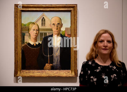 Royal Academy, London, UK. 21. Februar 2017. Amerika nach dem Mauerfall: Malerei in den 1930er Jahren, eine Ausstellung über die turbulenten wirtschaftlichen und politischen Klima dominiert das Jahrzehnt nach dem Börsenkrach von 1929. Die Ausstellung ist das berühmte Gemälde "American Gothic" von Grant Wood (Foto), posierte mit Galerie Mitarbeiter, außerhalb von Amerika für die allererste Zeit und Werke von Edward Hopper, gesehen Georgia O'Keefe, Jackson Pollock und Thomas Hart Benton. Bildnachweis: Malcolm Park Leitartikel/Alamy Live-Nachrichten Stockfoto