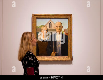 Royal Academy, London, UK. 21. Februar 2017. Amerika nach dem Mauerfall: Malerei in den 1930er Jahren, eine Ausstellung über die turbulenten wirtschaftlichen und politischen Klima dominiert das Jahrzehnt nach dem Börsenkrach von 1929. Die Ausstellung ist das berühmte Gemälde "American Gothic" von Grant Wood (Foto), posierte mit Galerie Mitarbeiter, außerhalb von Amerika für die allererste Zeit und Werke von Edward Hopper, gesehen Georgia O'Keefe, Jackson Pollock und Thomas Hart Benton. Bildnachweis: Malcolm Park Leitartikel/Alamy Live-Nachrichten Stockfoto