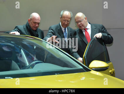 HANDOUT - zeigt ein Handout Bild zur Verfügung gestellt von Volkswagen AG/Betriebsrat am 21. Februar 2017 Bernd Osterloh (L-R), Vorstandsvorsitzender der allgemeinen Arbeiter-Rat und Mitglied des Aufsichtsrates der Volkswagen AG, und Hans Dieter Poetsch, Vorsitzender des Aufsichtsrats der Volkswagen AG und Peter Altmaier, Chef des Stabes des Bundeskanzleramtes, stehen neben einem VW Golf während einer Mitarbeiterversammlung in Wolfsburg , Deutschland, 21. Februar 2017 (Achtung Redaktion: redaktionelle Verwendung nur IN Verbindung mit aktuellen REPORTING/obligatorischen CREDIT: Foto: Volkswagen AG/Arbeiter Rat/Dpa) Foto: Volkswagen A Stockfoto