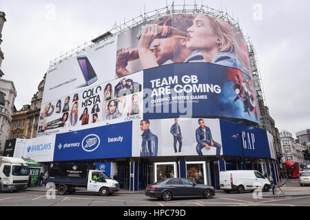 Piccadilly Circus, London, UK. 21. Februar 2017. Leicester Square Lichter werden renoviert, temporäre Werbeplakate decken das Gerüst Credit: Matthew Chattle/Alamy Live News Stockfoto