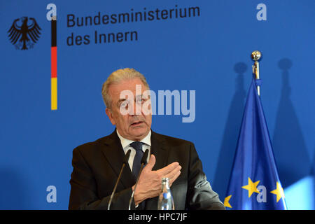 Berlin, Deutschland. 21. Februar 2017. EU-Kommissar Dimitris Avramopoulos spricht auf einer Pressekonferenz über Migration und Sicherheit in Berlin, Deutschland am 21. Februar 2017. Foto: Maurizio Gambarini/Dpa/Alamy Live News Stockfoto