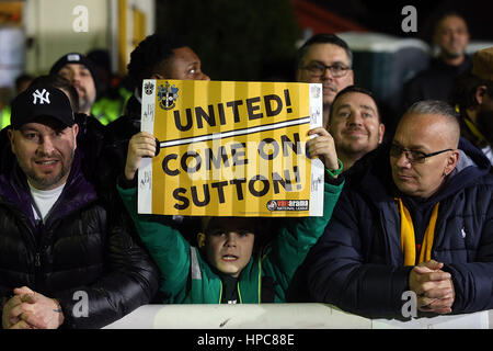 Sutton, Grossbritannien. 20. Februar 2017. Ein junger Fan hält ein transparent vor dem FA Cup 5. Runde Spiel zwischen Sutton United und Arsenal im Borough Sportplatz am 20. Februar 2017 in Sutton, England. Bildnachweis: PHC Bilder/Alamy Live-Nachrichten Stockfoto