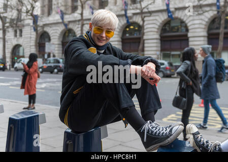 London, UK. 21. Februar 2017. Ein Mode-Student ist gesehen zeigt ihr Streetstyle außerhalb 180 den Strang am letzten Tag der London Fashion Woche AW17. Bildnachweis: Stephen Chung/Alamy Live-Nachrichten Stockfoto