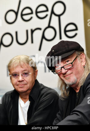 Berlin, Deutschland. 21. Februar 2017. Rock-Band Deep Purple Mitglieder Ian Paice (L) und Roger Glover während eines Interviews in Berlin, Deutschland, 21. Februar 2017. Foto: Jens Kalaene/Dpa-Zentralbild/Dpa/Alamy Live News Stockfoto