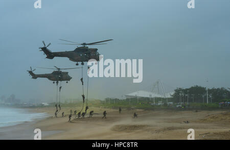 Durban, Südafrika. 21. Februar 2017. South African National Defence Force (Steuerbetrug) Mitglieder führen einen Strand Landung Betrieb während einer militärischen Drill Markierung der Armed Forces Day in Durban, Südafrika, am 21. Februar 2017. Südafrika feiert seine Armed Forces Day hier am Dienstag. Bildnachweis: Zhai Jianlan/Xinhua/Alamy Live-Nachrichten Stockfoto