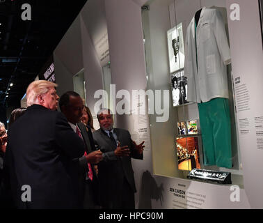 Washington, DC, USA. 21. Februar 2017. Vereinigte Staaten Präsident Donald Trump befasst sich mit Ben Carson-Ausstellung, wie er das Smithsonian National Museum of African American History und Kultur in Washington, DC am 21. Februar 2017 besucht. Bildnachweis: MediaPunch Inc/Alamy Live-Nachrichten Stockfoto