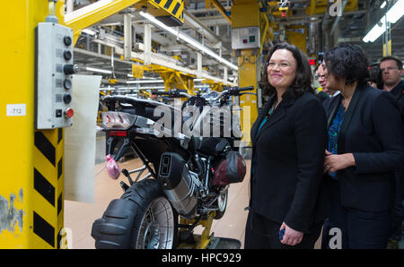 Berlin, Deutschland. 21. Februar 2017. Das französische Arbeitsrecht Minister Myriam El Khomri (R) und ihr deutscher Amtskollege Andrea Nahles (SPD) untersuchen ein Motorrad bei einem Besuch in der BMW-Motorrad-Fabrik in Berlin, Deutschland, 21. Februar 2017. Foto: Monika Skolimowska/Dpa/Alamy Live News Stockfoto