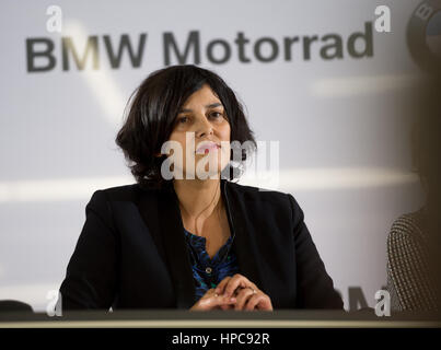 Berlin, Deutschland. 21. Februar 2017. Das französische Arbeitsrecht Minister Myriam El Khomri während eines Besuchs in der BMW-Motorrad-Fabrik in Berlin, Deutschland, 21. Februar 2017. Foto: Monika Skolimowska/Dpa/Alamy Live News Stockfoto