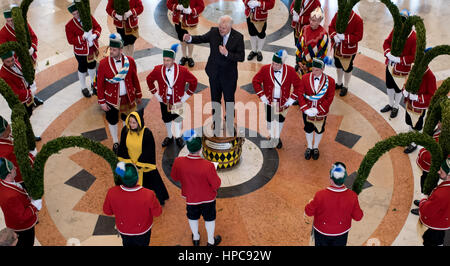 München, Deutschland. 21. Februar 2017. Die Premiere des Freistaat Bayern Horst Seehofer (CSU) erhält Coopers in der Staatskanzlei in München, Deutschland, 21. Februar 2017. Coopers, Handwerker, die spezialisiert auf Lauf machen, erfand einen Tanz im Jahre 1517 bei einem Ausbruch der Pest in der Stadt sollen jubeln die Menschen nach schwierigen Zeiten und aus ihren Häusern zu bringen. Der Tanz hat in München seit 500 Jahren durchgeführt. Foto: Sven Hoppe/Dpa/Alamy Live News Stockfoto