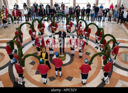 München, Deutschland. 21. Februar 2017. Die Premiere des Freistaat Bayern Horst Seehofer (CSU) erhält Coopers in der Staatskanzlei in München, Deutschland, 21. Februar 2017. Coopers, Handwerker, die spezialisiert auf Lauf machen, erfand einen Tanz im Jahre 1517 bei einem Ausbruch der Pest in der Stadt sollen jubeln die Menschen nach schwierigen Zeiten und aus ihren Häusern zu bringen. Der Tanz hat in München seit 500 Jahren durchgeführt. Foto: Sven Hoppe/Dpa/Alamy Live News Stockfoto