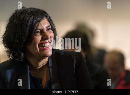 Berlin, Deutschland. 21. Februar 2017. Das französische Arbeitsrecht Minister Myriam El Khomri während eines Besuchs in der BMW-Motorrad-Fabrik in Berlin, Deutschland, 21. Februar 2017. Foto: Monika Skolimowska/Dpa/Alamy Live News Stockfoto