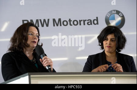 Berlin, Deutschland. 21. Februar 2017. Das französische Arbeitsrecht Minister Myriam El Khomri (R) mit ihrem deutschen Amtskollegen Andrea Nahles (SPD) bei einem Besuch in der BMW-Motorrad-Fabrik in Berlin, Deutschland, 21. Februar 2017. Foto: Monika Skolimowska/Dpa/Alamy Live News Stockfoto