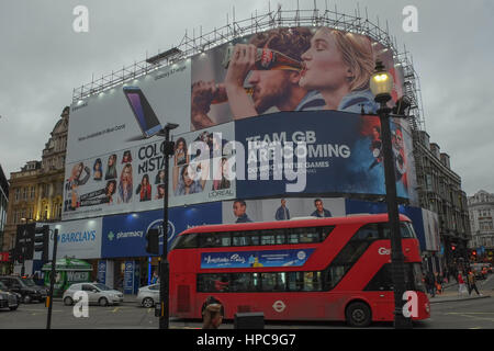 London, UK. 21. Februar 2017. Temperary Werbung Paneele decken Gerüst, während Arbeit auf dem neuen Piccadilly leuchtet weiter. Bildnachweis: Claire Doherty/Alamy Live News Stockfoto