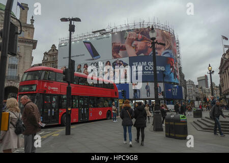 London, UK. 21. Februar 2017. Temperary Werbung Paneele decken Gerüst, während Arbeit auf dem neuen Piccadilly leuchtet weiter. Bildnachweis: Claire Doherty/Alamy Live News Stockfoto