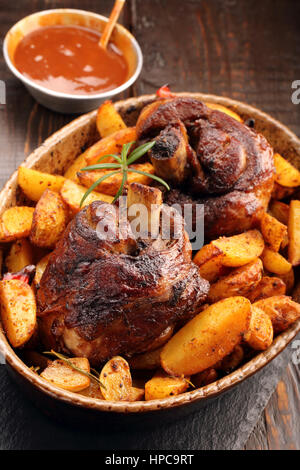 Knöchel der Türkei mit Ofenkartoffel und dip Stockfoto