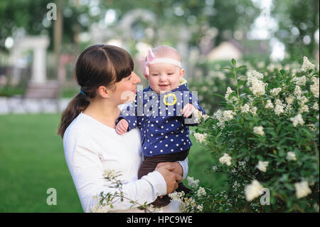 Mama und Baby Töchterchen im Frühlingspark Stockfoto