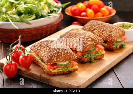 Vegetarisches Sandwich mit Pesto auf hölzernen Hintergrund Stockfoto