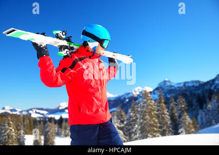 Junge attraktive kaukasischen Skifahrer mit Ski auf der Piste mit frischem Schnee in den Alpen Stockfoto