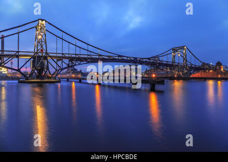 Die Kaiser-Wilhelm-Brücke in Wilhelmshaven zur blauen Stunde Stockfoto