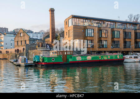 Ein Narrowboat vertäut im Hafen von Bristol fliegt der Jolly Roger Stockfoto