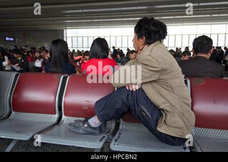 Shanghai, China - 5. April 2014 Shanghai Railway Station, einer der größten Eisenbahnknotenpunkt in China. Stockfoto