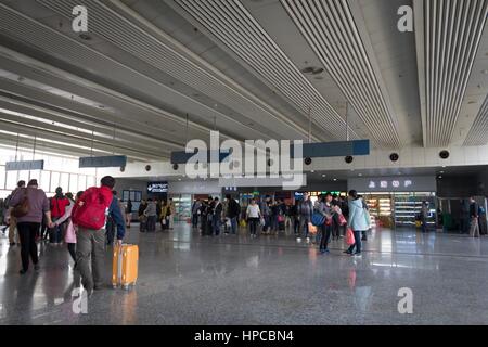 Shanghai, China - 5. April 2014 Shanghai Railway Station, einer der größten Eisenbahnknotenpunkt in China. Stockfoto