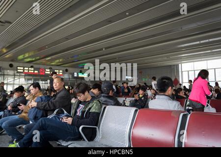 Shanghai, China - 5. April 2014 Shanghai Railway Station, einer der größten Eisenbahnknotenpunkt in China. Stockfoto