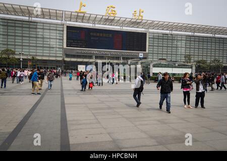 Shanghai, China - 5. April 2014 Shanghai Railway Station, einer der größten Eisenbahnknotenpunkt in China. Stockfoto