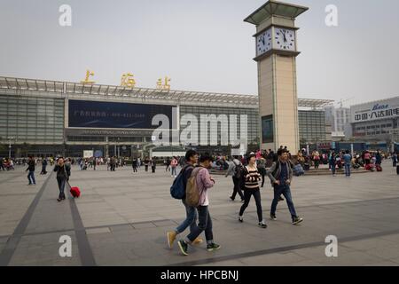 Shanghai, China - 5. April 2014 Shanghai Railway Station, einer der größten Eisenbahnknotenpunkt in China. Stockfoto